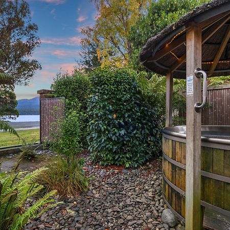 Tasman Holiday Parks - Te Anau Kültér fotó Hot Tub at the Lake
