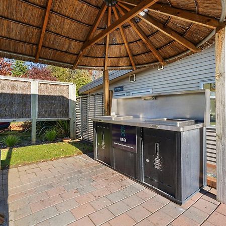 Tasman Holiday Parks - Te Anau Kültér fotó Outdoor kitchen