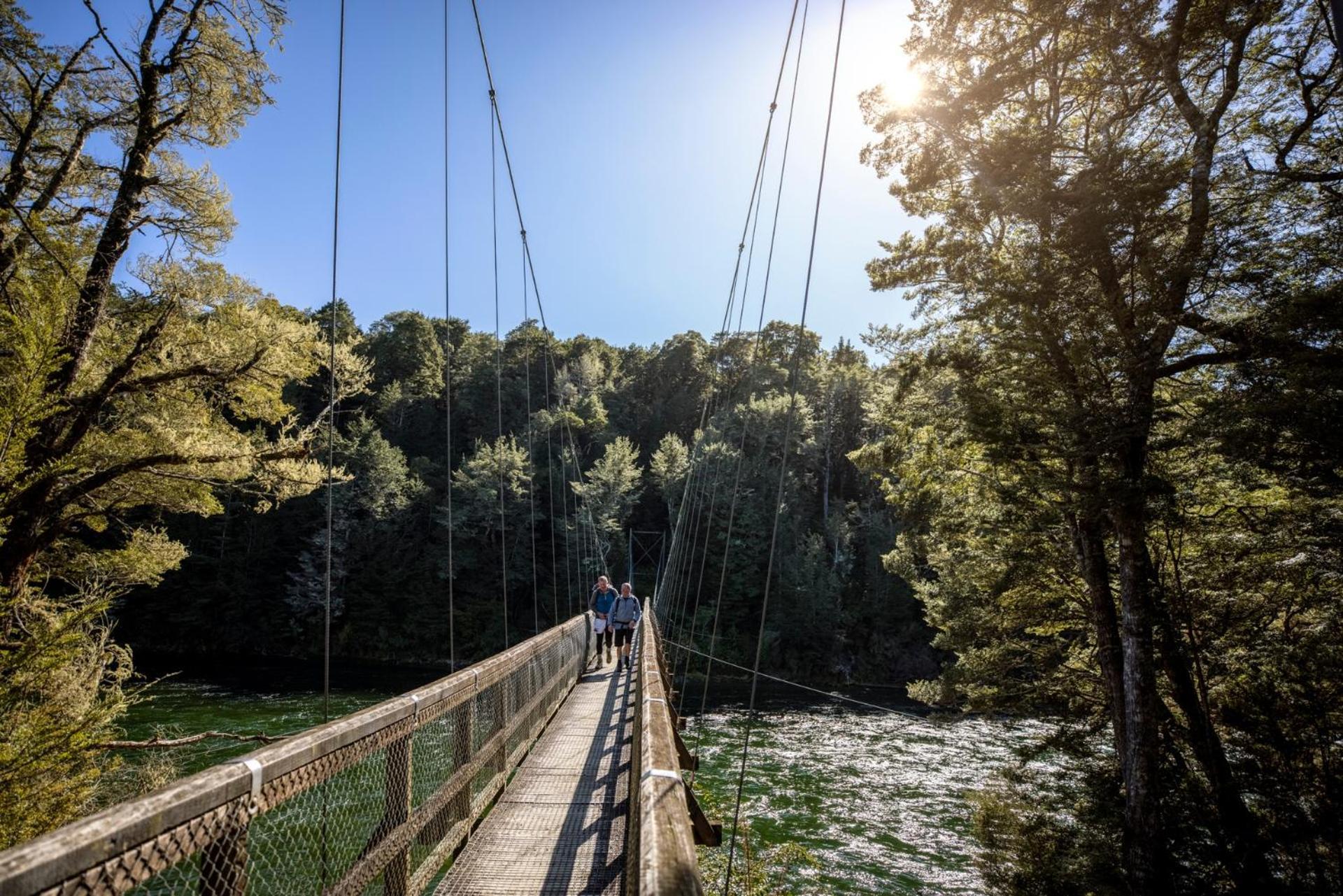 Tasman Holiday Parks - Te Anau Kültér fotó Swing bridge over the Heaphy River