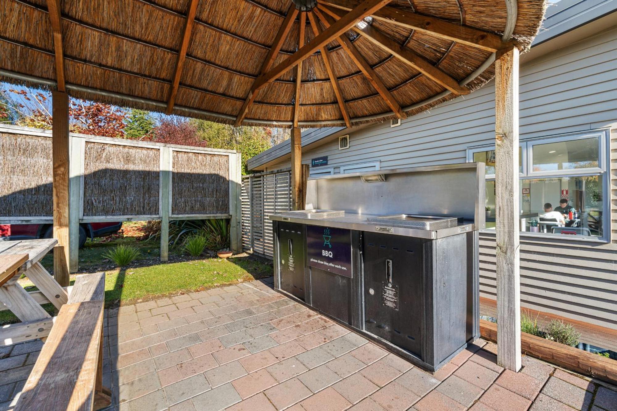 Tasman Holiday Parks - Te Anau Kültér fotó Outdoor kitchen