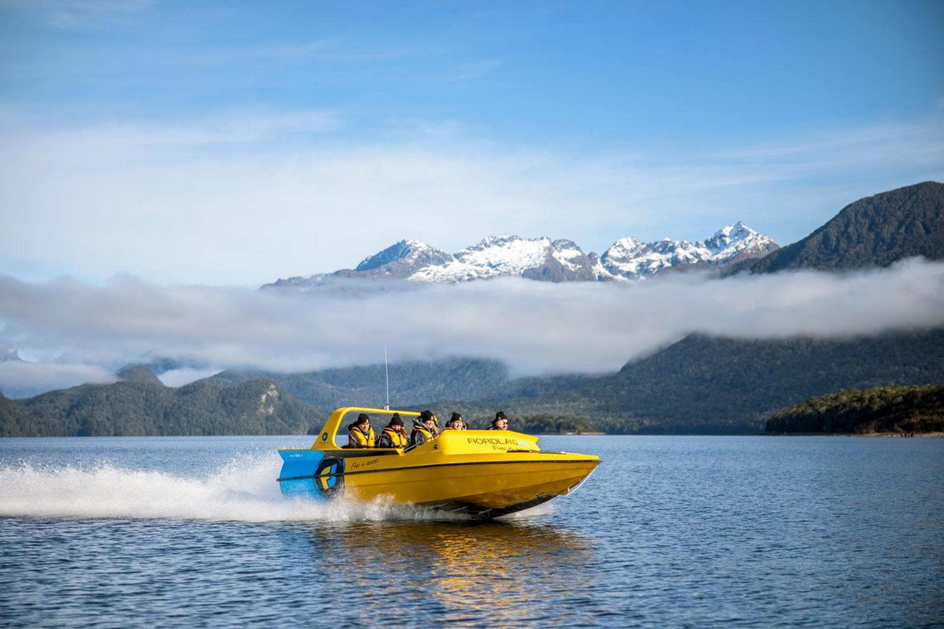 Tasman Holiday Parks - Te Anau Kültér fotó Jet boat on Lake Te Anau