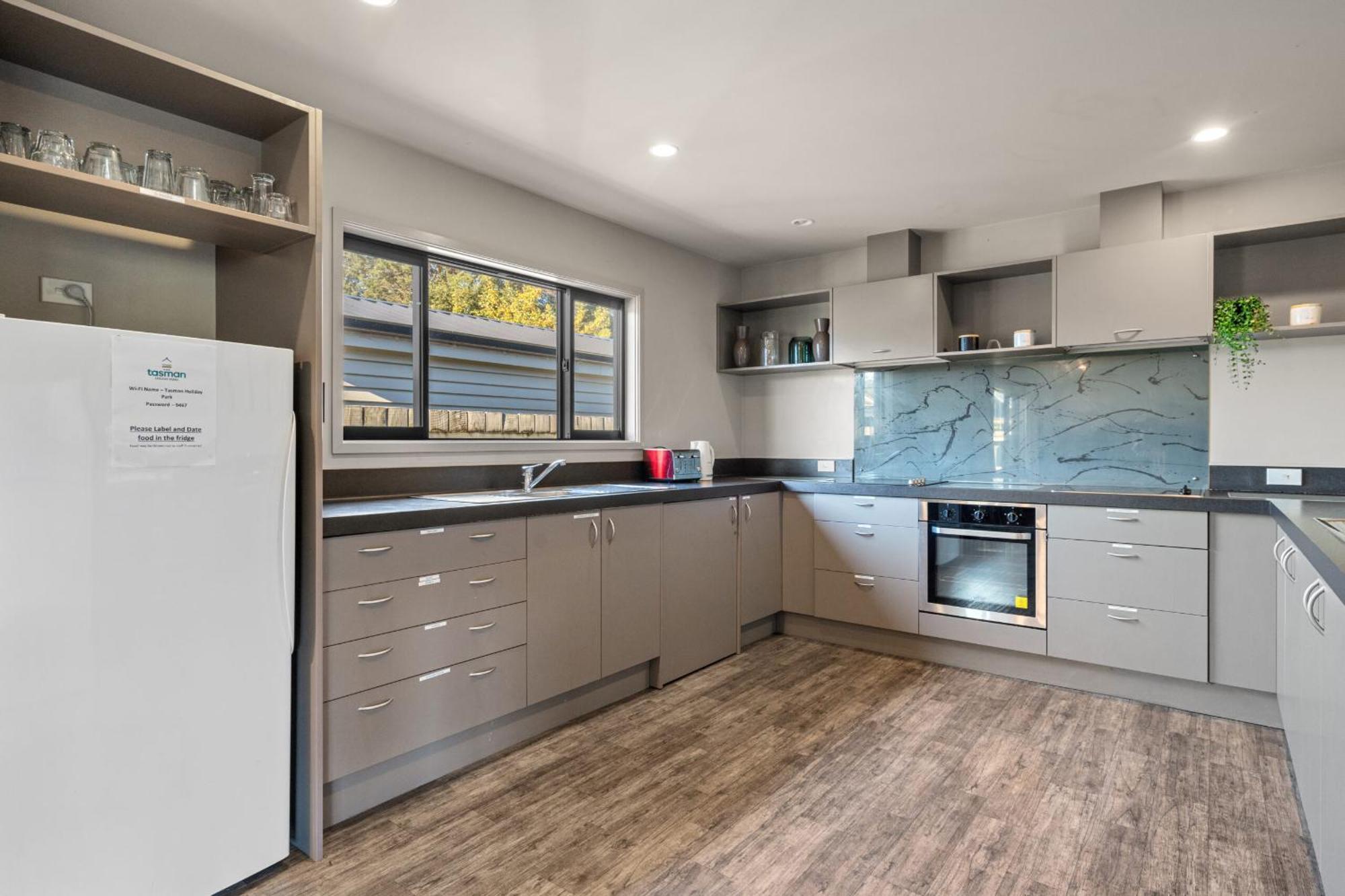 Tasman Holiday Parks - Te Anau Kültér fotó A modern kitchen
