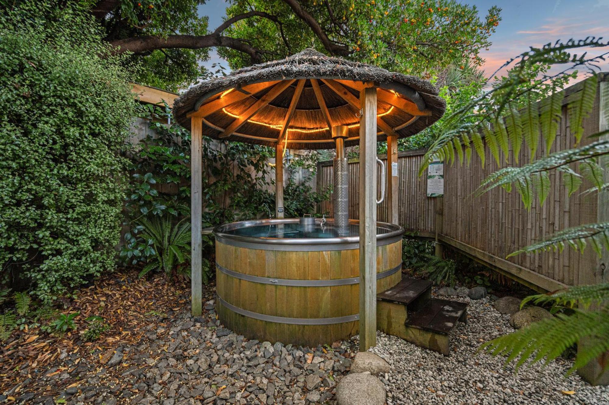 Tasman Holiday Parks - Te Anau Kültér fotó A hot tub in a backyard