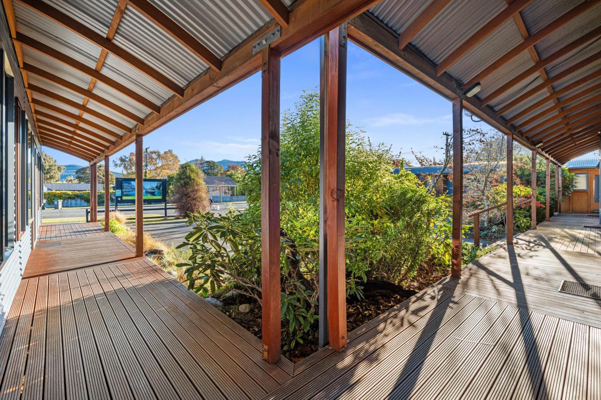 Tasman Holiday Parks - Te Anau Kültér fotó The deck at the front of the house