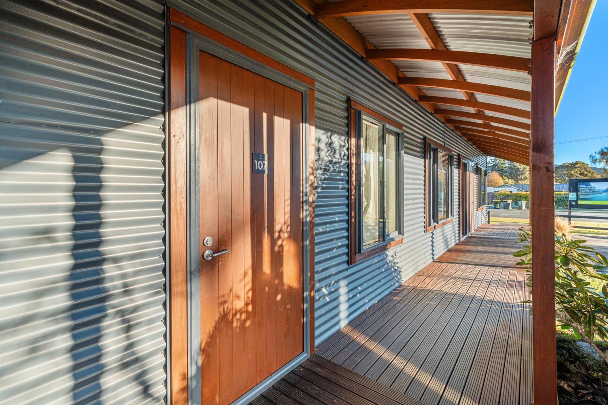 Tasman Holiday Parks - Te Anau Kültér fotó The exterior of a typical residential studio