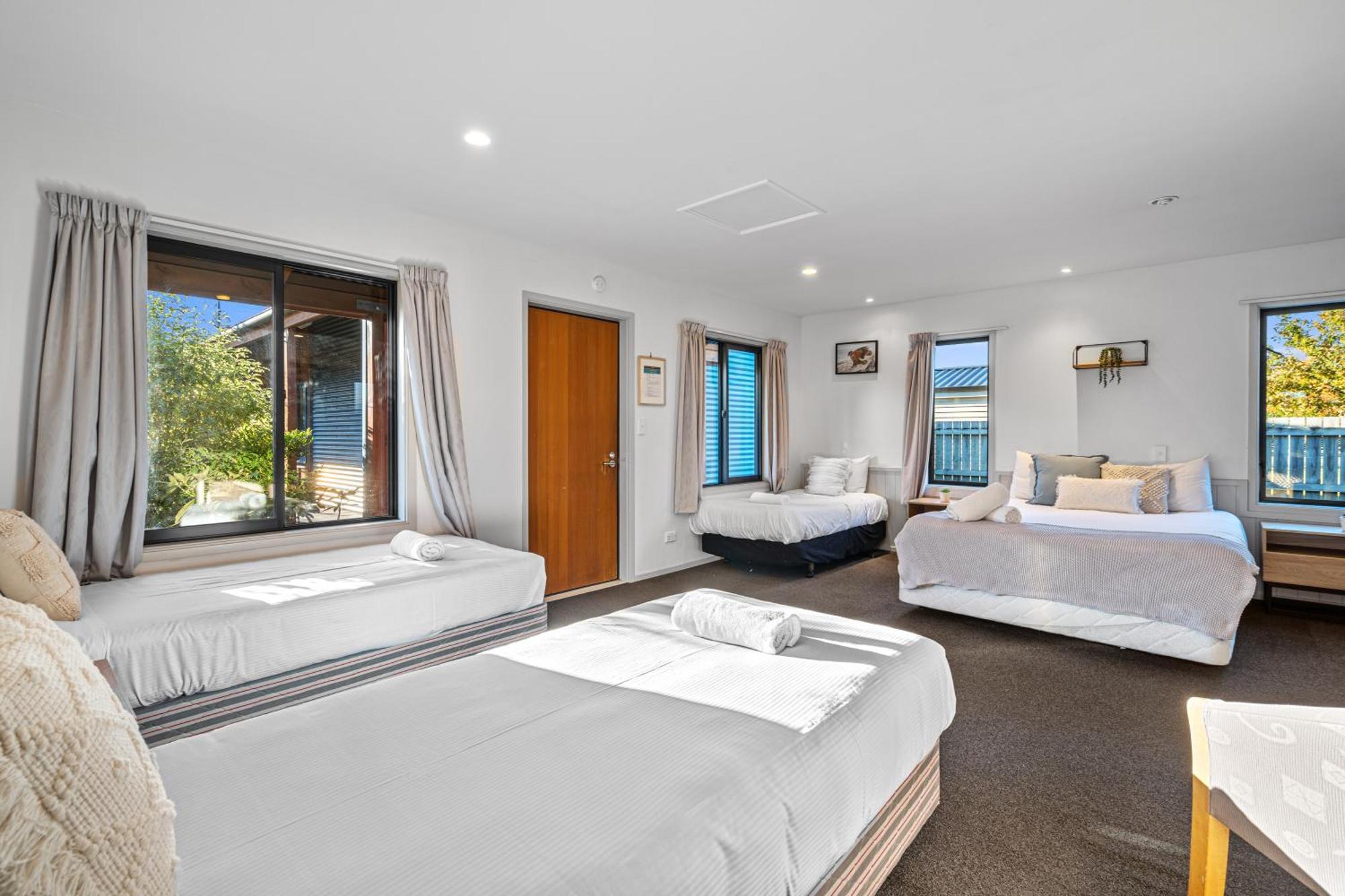 Tasman Holiday Parks - Te Anau Kültér fotó A typical motel room